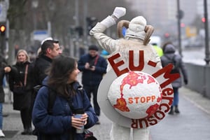Presidentes de Argentina, Uruguay y Bolivia participan en la firma histórica del acuerdo UE-Mercosur en Paraguay, mientras miles protestan en Alemania contra