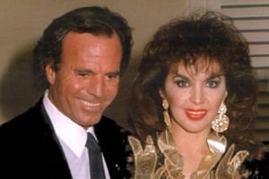 Olga Breeskin recordó un episodio juvenil con Julio Iglesias en un hotel, mientras el cantante enfrenta acusaciones de agresión sexual que él niega
