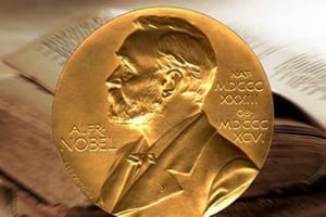 La reciente donación de una medalla del Premio Nobel reavivó el debate internacional sobre el destino de estos galardones y las reglas que los rigen.