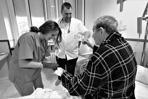 Los médicos se encuentran con la muerte con mayor frecuencia que la mayoría de los profesionales en otros ámbitos laborales. Este es uno de los costos
