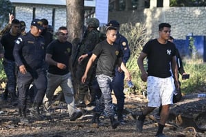Autoridades de Guatemala liberaron rehenes en una cárcel tras motines de pandillas por traslados, mientras persisten cautivos en otros penales y continúa