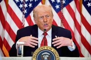 El presidente Donald Trump amenazó con aplicar la Ley de Insurrección mientras el Pentágono activó tropas ante protestas en Minnesota por operativos del ICE.