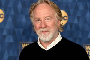 La defensa del actor Timothy Busfield aseguró que los padres de las presuntas víctimas tienen antecedentes de fraude y pidió su liberación mientras enfrenta
