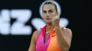    Aryna Sabalenka, la actual número uno, comenzó su campaña por un tercer título en Melbourne con un triunfo sólido. Conoce los detalles.  La bielorrusa Aryna