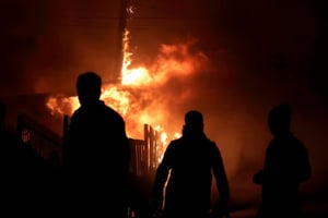 Incendios forestales avanzan sin control en el sur de Chile, dejando al menos 18 muertos, miles de evacuados y severos daños materiales en varias regiones.