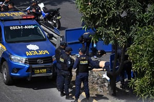 Guatemala declaró estado de sitio tras ataques atribuidos a pandillas que dejaron ocho policías muertos, luego de motines carcelarios y toma de rehenes