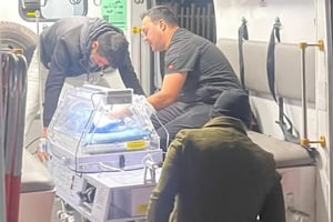 Un bebé recién nacido fue hallado abandonado en un viñedo de Hermosillo, presentando dificultades respiratorias y sepsis prenatal, y recibe atención médica
