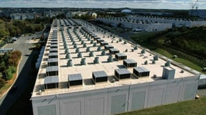 El auge de los centros de datos para IA presiona la red eléctrica y eleva los costos energéticos.  Las grandes tecnológicas aceleran la construcción de centros