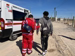 Socorristas de Cruz Roja le brindaron los primeros auxilios.  Un joven motociclista terminó lesionado luego de perder el control y derrapar de su motocicleta