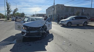 Dos personas lesionadas y daños de consideración fue el saldo.  Un trabajador de la empresa Tecnoval protagonizó un fuerte choque por alcance la mañana de este