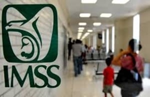 La subdelegación del IMSS instaló un módulo en la Plaza Principal de Sabinas para que los derechohabientes realicen trámites gratuitos de afiliación, pensión