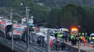 España inicia tres días de luto nacional tras el accidente ferroviario en el sur, mientras continúan las labores de rescate y la investigación oficial abierta.