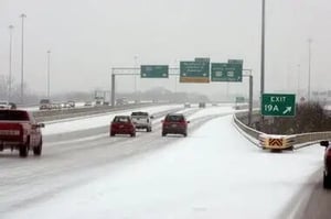 Frente al descenso de temperaturas y la posible presencia de hielo, nieve y lluvia helada en distintas regiones de Texas, autoridades estatales difundieron