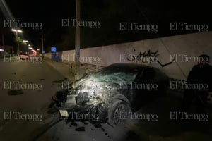 El saldo fue de una mujer lesionada y cuantiosos daños materiales.  Un accidente vial de consideración se registró durante la madrugada de este martes
