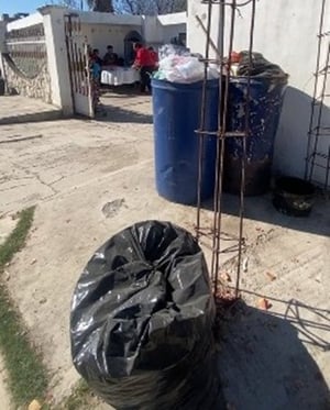 El activista Raúl Navarro denunció la falta de servicios básicos en la Villa de Agujita, Sabinas, donde sectores periféricos padecen problemas de drenaje,