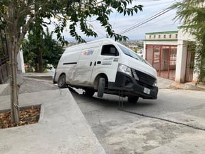 El conductor no pudo descender de la camioneta y tuvo que esperar el rescate.   Una camioneta de la empresa González Logistics estuvo a punto de volcar