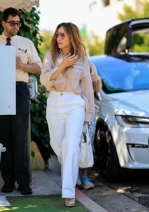 Las pasarelas y street style confirman la tendencia de los vaqueros claros, la prenda ideal que no querrás dejar de usar en todo el mes.  Los jeans blancos