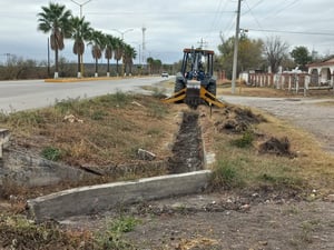 Personal del área de Ecología realiza labores de limpieza y desazolve en el bulevar Palaú–El Sauz, mejorando la seguridad y condiciones del entorno