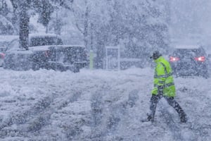 Una tormenta invernal histórica afecta a más de 30 estados de Estados Unidos, dejando nieve, hielo y olas de frío que ponen en riesgo transporte y seguridad.