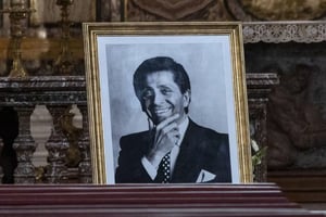 Celebridades y fans se reunieron en Roma para despedir a Valentino Garavani, ícono de la moda, fallecido a los 93 años, en emotivo funeral.  El viernes