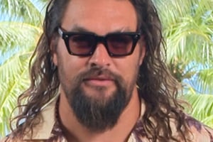 El nuevo tráiler de Supergirl presentó el primer vistazo de Jason Momoa como Lobo, un momento que emocionó a fanáticos y se volvió tendencia.  Ciudad