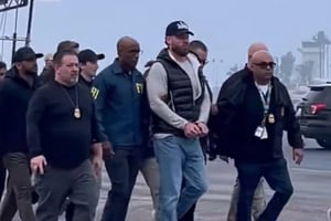 Un video difunde el momento en que el exatleta olímpico Ryan Wedding llega esposado a Estados Unidos, tras ser arrestado en México por narcotráfico y múltiples