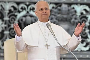 El papa León XIV advirtió sobre los riesgos de la inteligencia artificial, la opacidad de los algoritmos y la influencia de los chatbots, y llamó a impulsar