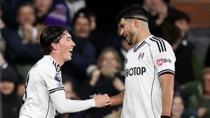    El Fulham logró una victoria crucial 2-1 ante el Brighton con un gol en el tiempo añadido, en un partido donde Raúl Jiménez fue titular.  Un gol de tiro
