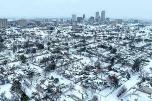 Una tormenta invernal de gran magnitud avanza por Estados Unidos, dejando miles de vuelos cancelados, apagones y alertas meteorológicas que mantienen en riesgo