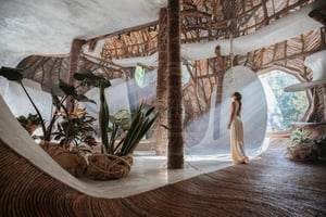 Arquitectura orgánica, rituales ancestrales y desconexión total definen a Azulik Tulum, un hotel inmerso en la selva maya que apuesta por el lujo sensorial.