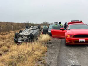    Escobedo, Coahuila.– Una aparatosa salida de camino registrada la tarde de ayer sábado en la carretera federal 57 dejó como saldo cuatro personas