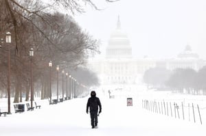 Una intensa tormenta invernal ha provocado apagones masivos, vuelos cancelados y alertas de emergencia en Estados Unidos, afectando principalmente a estados