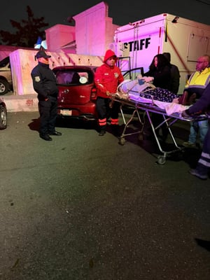    Una mujer resultó lesionada tras un accidente vehicular registrado en el cruce de las calles Claveles y Geranios, en la colonia El