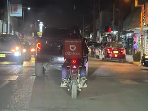 En Sabinas, motociclistas de Didi Food circulan sin placas y aparentemente no reciben sanciones, mientras que otros conductores de moto enfrentan altas multas