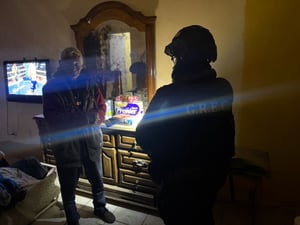 Agentes del G.R.E.C. brindaron apoyo a una persona de la tercera edad que vive sola en la colonia Américo Rodríguez, tras recibir información sobre