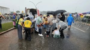 Un rayo durante una protesta en apoyo a Jair Bolsonaro en Brasilia dejó decenas de heridos, varios graves, mientras miles desafiaban la tormenta bajo lluvia.