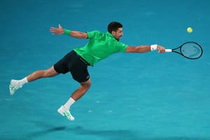    Novak Djokovic avanza directamente a cuartos de final del Australian Open 2026 tras el retiro por lesión de su rival, el checo Jakub Mensik.  Novak Djokovic