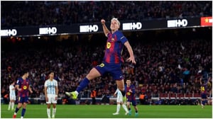    El Barcelona se impuso 3-0 al Real Oviedo en un Camp Nou lluvioso. Con este triunfo, el equipo azulgrana mantiene el liderato de LaLiga.  Con goles de Dani