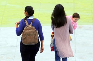 INEGI reporta avances sostenidos, aunque la entidad mantiene cifras superiores al promedio. Pese a campañas de salud reproductiva y prevención, se siguen