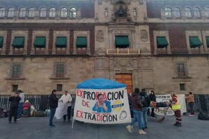Extrabajadores de Altos Hornos de México iniciaron un plantón indefinido en el Zócalo capitalino para exigir pagos pendientes, justicia laboral