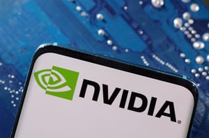 Nvidia refuerza su estrategia en inteligencia artificial al invertir 2,000 millones de dólares en CoreWeave, impulsando la expansión de centros de datos