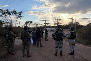 Un operativo conjunto en Seyé, Yucatán, permitió el aseguramiento de 338,610 litros de huachicol, remolques y equipo para extracción ilegal de hidrocarburos.