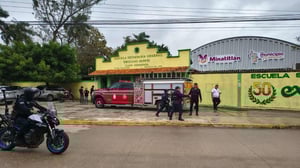 Un grupo de siete estudiantes resultó herido tras el ataque de perros pitbulls dentro de la Escuela Secundaria General 1 en Minatitlán, Veracruz.  La mañana