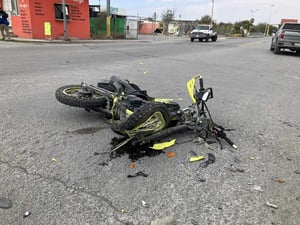 El accidente se registró en la avenida Montessori.  Un motociclista terminó con severas lesiones, principalmente en la cabeza, luego de protagonizar