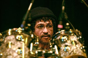 El reconocido baterista jamaicano Sly Dunbar, figura central del reggae y dancehall, murió a los 73 años, dejando un legado fundamental en la música.