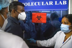 India enfrenta una alerta epidemiológica tras confirmar casos de virus Nipah, un patógeno emergente de alta letalidad y sin tratamiento específico autorizado.