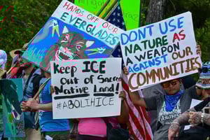 Una investigación reveló años de abusos, castigos y exposición a sustancias tóxicas contra migrantes detenidos en un centro migratorio de Florida, con graves