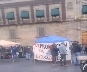 En su segundo día de plantón en el Zócalo capitalino, los extrabajadores de AHMSA fueron atendidos por la Secretaría del Trabajo, que les confirmó avances