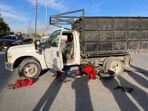 Socorristas de GRUM lo rescataron.  Un joven motociclista terminó con severas lesiones luego de estrellarse contra un camión y quedar debajo de la pesada