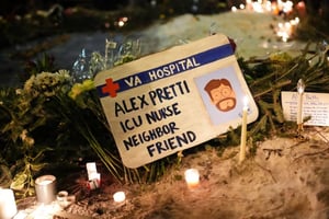 El Departamento de Seguridad Nacional (DHS) confirmó que dos agentes de CBP dispararon contra Alex Pretti, mientras videos ciudadanas cuestionan la versión